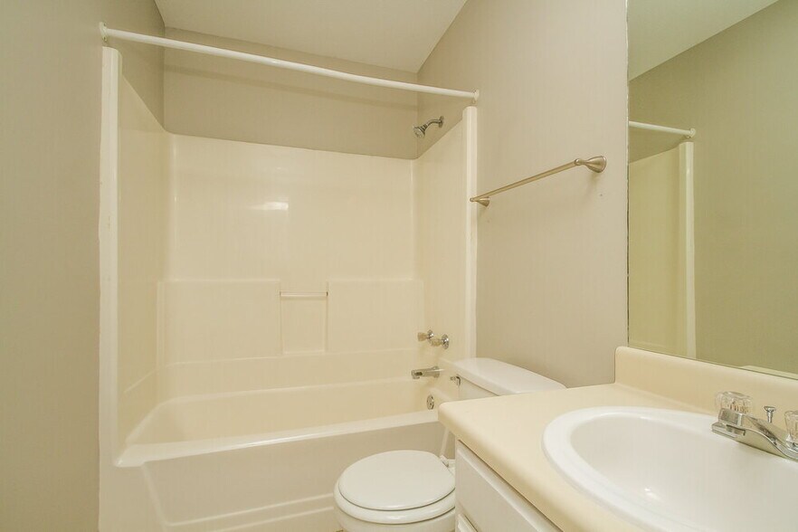 Building Photo - 1502 Amberwood Cir