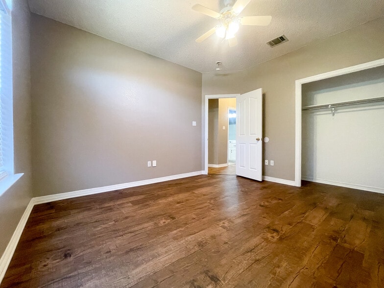 Building Photo - 1029 S Haven