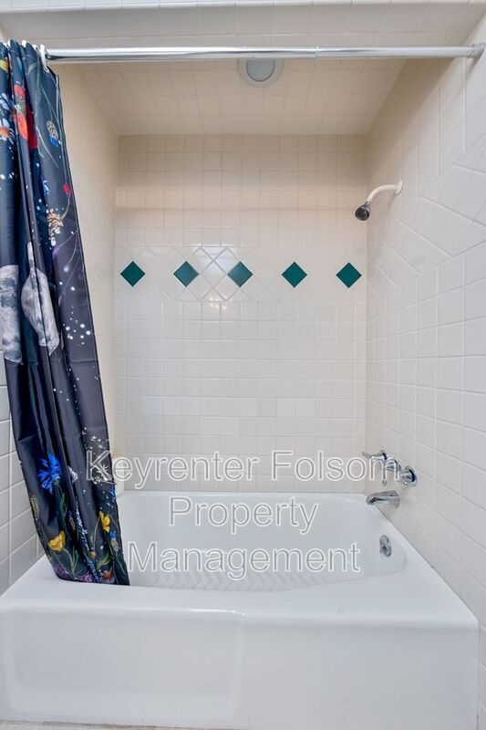Building Photo - 5456 Oak Leaf Cir