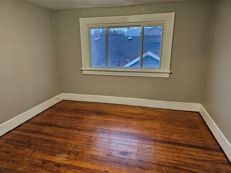 Building Photo - 811 E 29th St