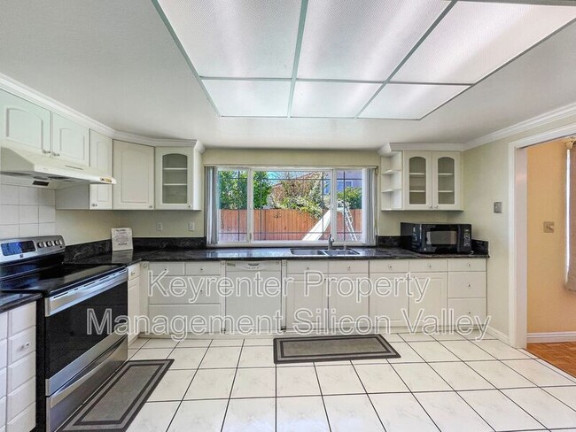 Building Photo - 1293 Knollview Dr