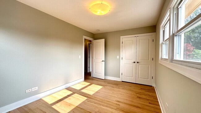 Building Photo - 4833 N Ozark Ave