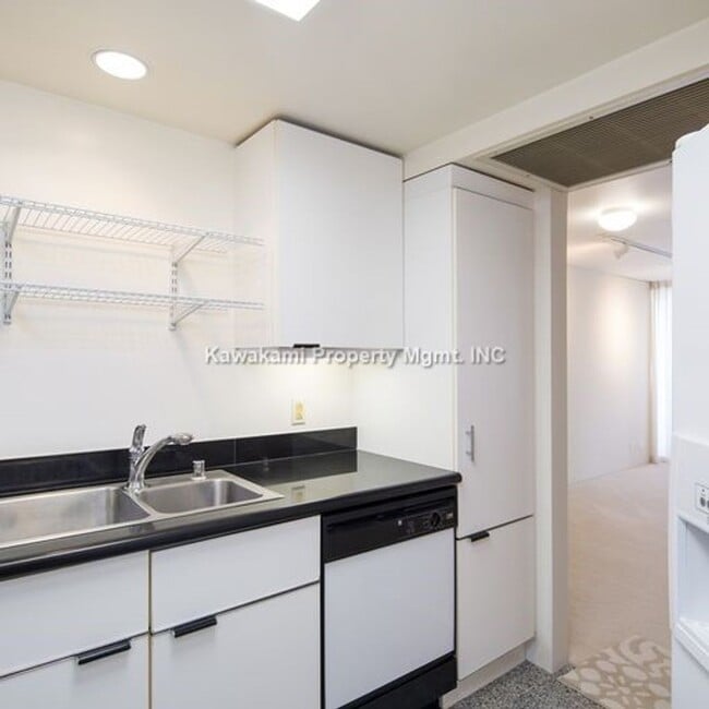 Building Photo - WAIKIKI LANDMARK...A GEM IN FINE LIVING......