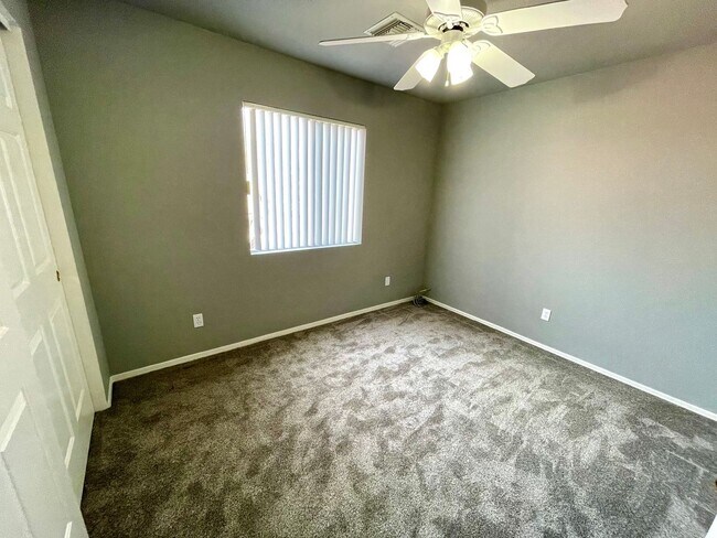 Building Photo - Nice 3 bedroom, 2.5 bathroom home in quiet neighborhood