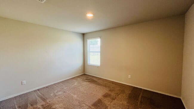 Building Photo - Spacious 4BR w/ Large Backyard – Close to ...