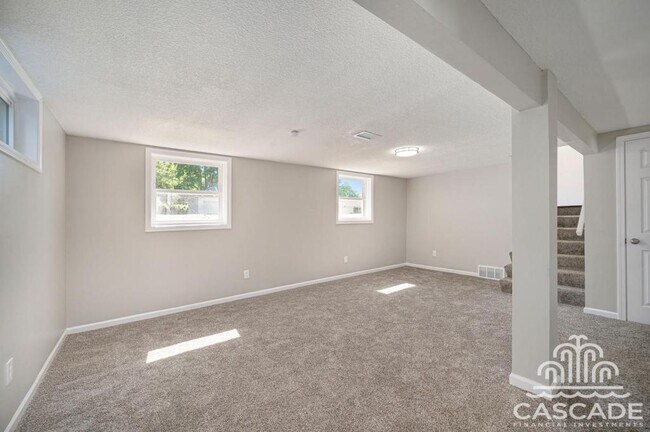 Building Photo - 806 SW Lea Dr