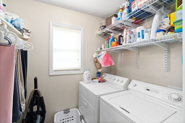 Building Photo - Pet Friendly in Rossview!