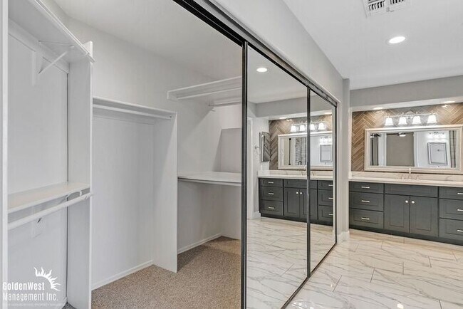 Building Photo - Modern 3bdm 3ba Home with Stylish Upgrades