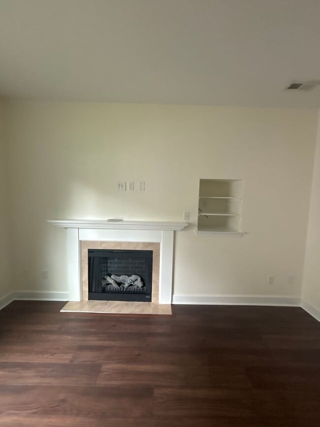 Building Photo - Spacious 4-Bedroom Home Near Base – No Tun...