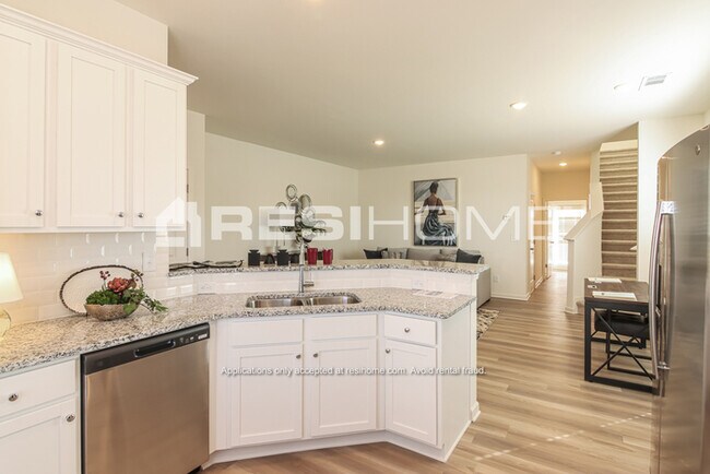 Building Photo - 685 Louis Ln