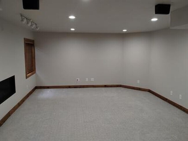 Building Photo - Spacious Cottonwood Heights Home with Vaulted Ceilings & Finished Basement