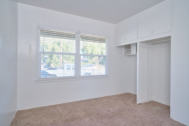 Building Photo - 116 E Orchard St