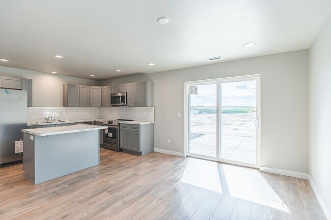 Building Photo - 3 Bed, 2.5 Bath Duplex in Royal City