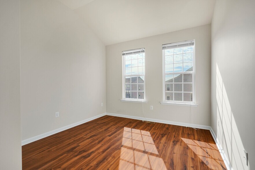 Building Photo - 6 Lamplighter Ln