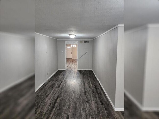 Building Photo - 741 Lynda Dr