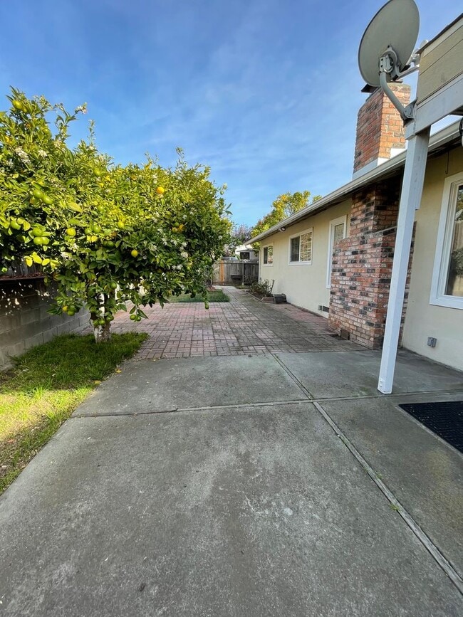 Building Photo - Nor Cal Realty, Inc - 3 bedroom 2 bath house with 2 car garage.