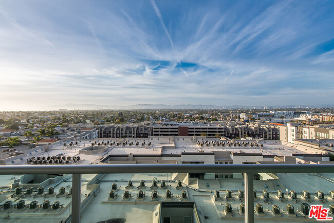 Building Photo - 13700 Marina Pointe Dr