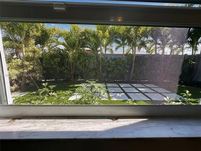 Building Photo - 1109 NE 6th Ave