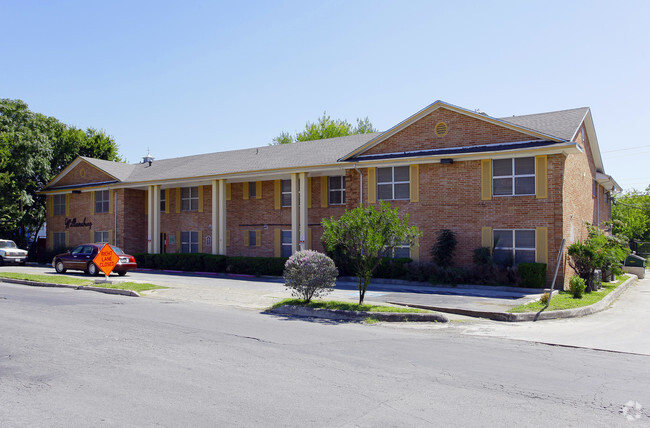 Primary Photo - Williamsburg Apartments