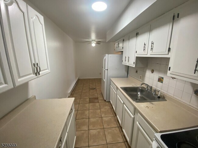 Building Photo - 118 Main St