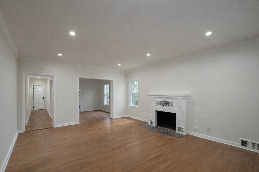 Building Photo - 582 N Oakland Ave