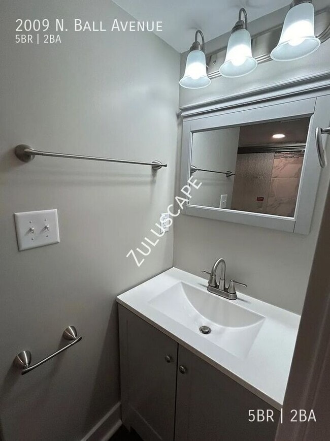 Building Photo - 2009 N Ball Ave