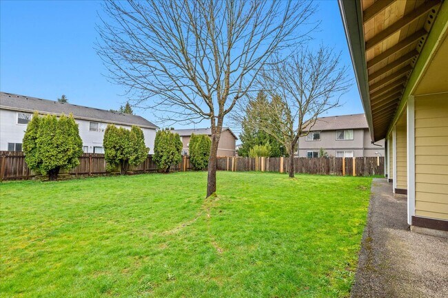 Building Photo - Monroe End Unit Townhome Unit A