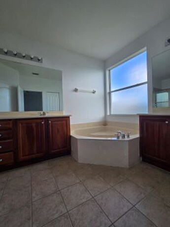 Building Photo - 7070 Venice Way