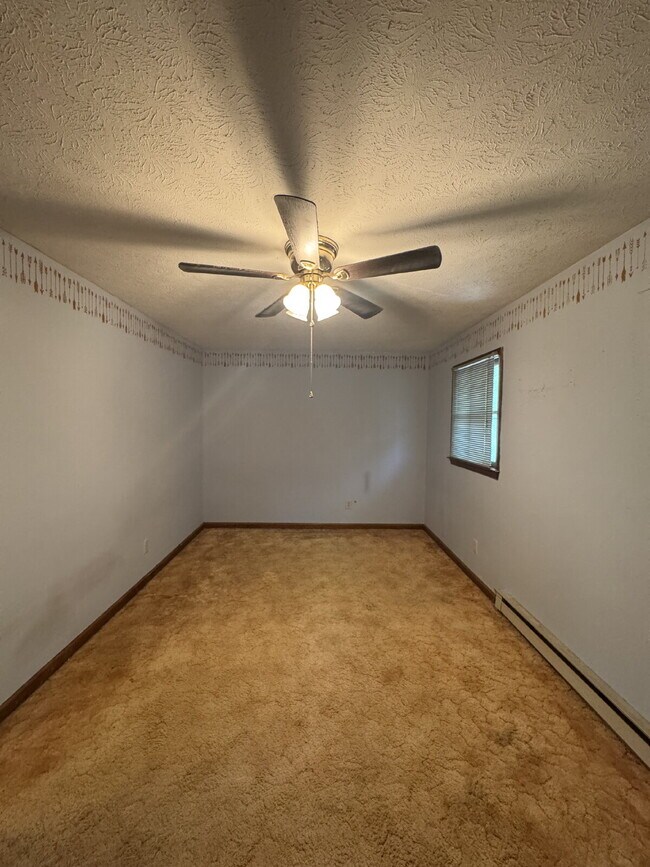 Building Photo - 3 bedroom 2 Bathroom home