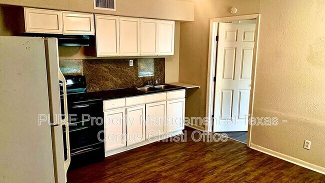 Building Photo - 901 Furman Ave