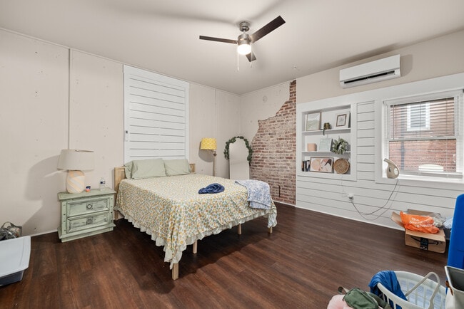 Building Photo - Downtown Cornelia Loft (4)