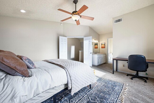 Building Photo - Stunning 4 Bedroom 2.5 bath in Woodward Park area!