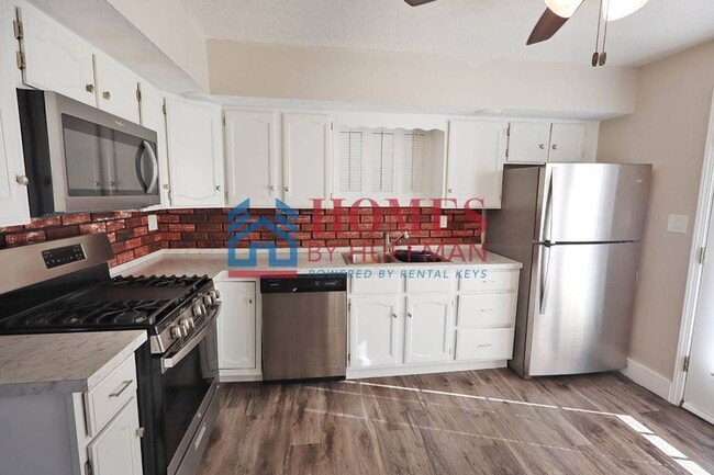 Building Photo - Two Bedroom House | Detached Garage