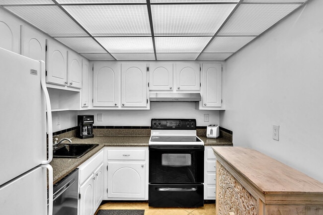 Building Photo - 3301 S Ocean Blvd