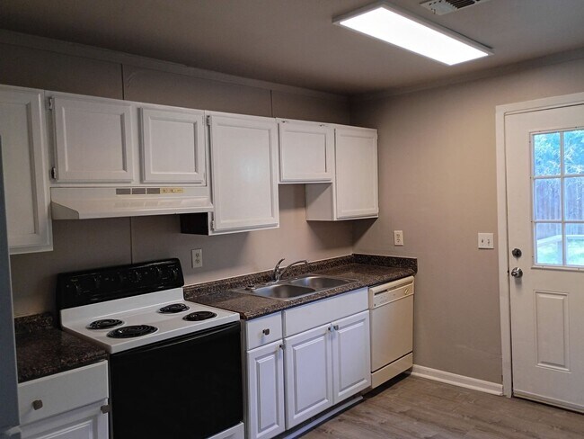 Building Photo - 901-903 Meadowlark Circle