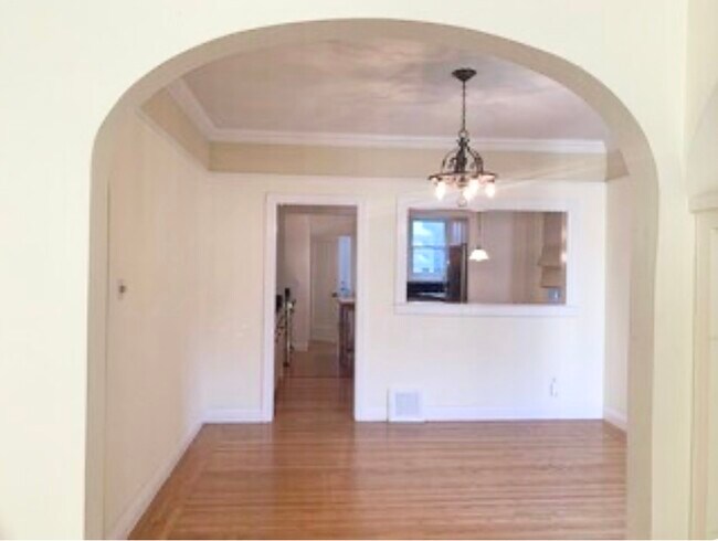 dining & kitchen from living - 2814 Baker St