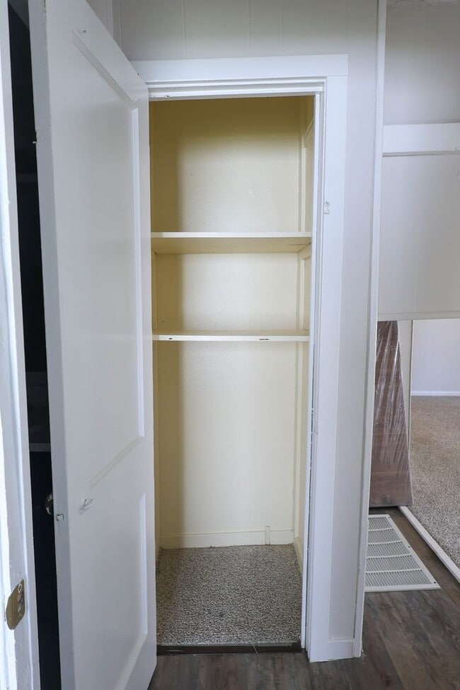 Building Photo - Charming 3 Bedroom Brick Home