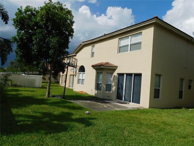 Building Photo - 1750 NE 37th Pl