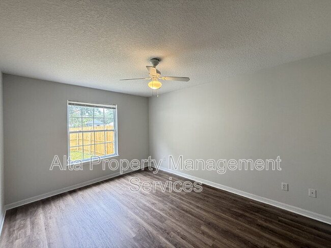 Building Photo - 324 Lena St