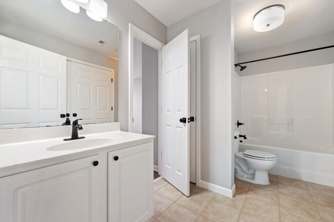 Building Photo - **Applications Pending** Ground-Level 2BR Condo with Community Pool!