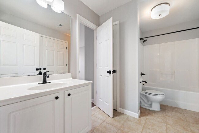 Building Photo - Ground-Level 2BR Condo with Community Pool!