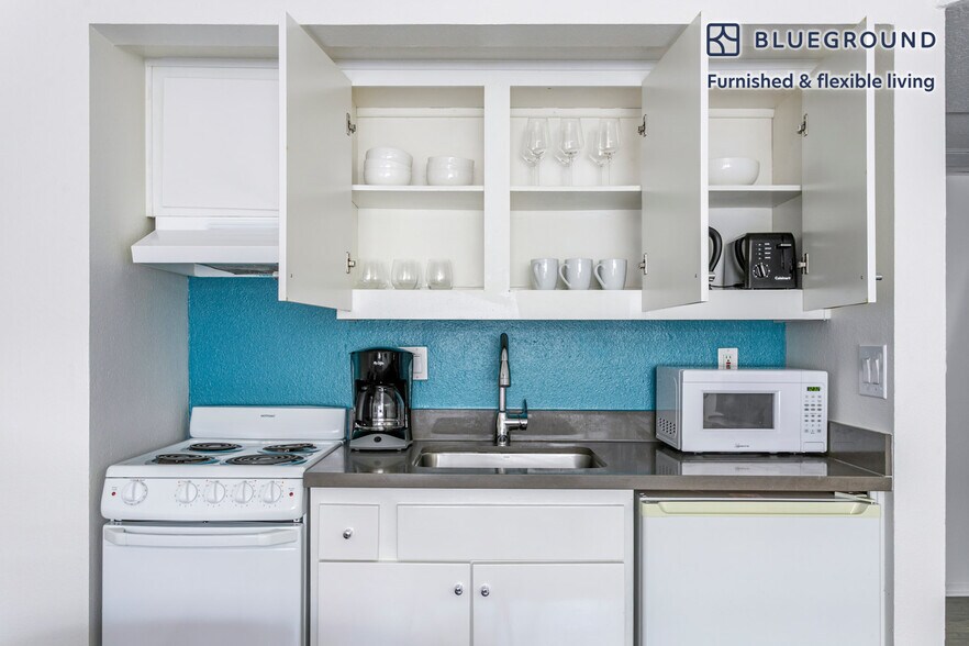 Building Photo - 10985 Bluffside Dr