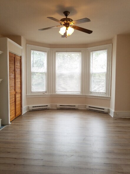 Building Photo - 431 E Walnut Ln