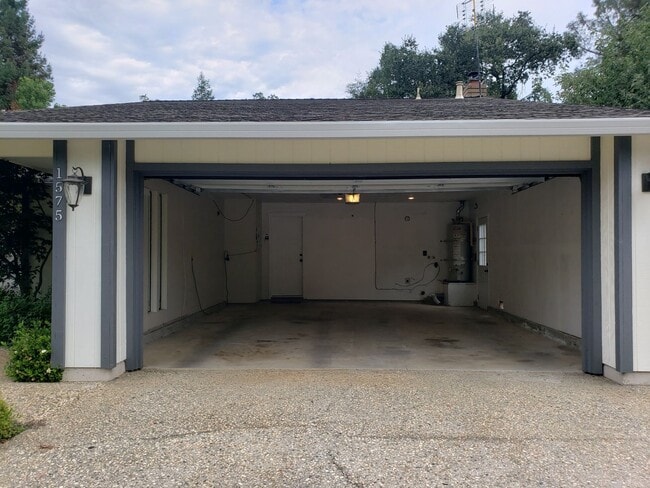 Building Photo - Beautifully Updated Single Level