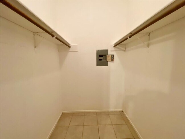 Building Photo - 10049 Westpark Dr