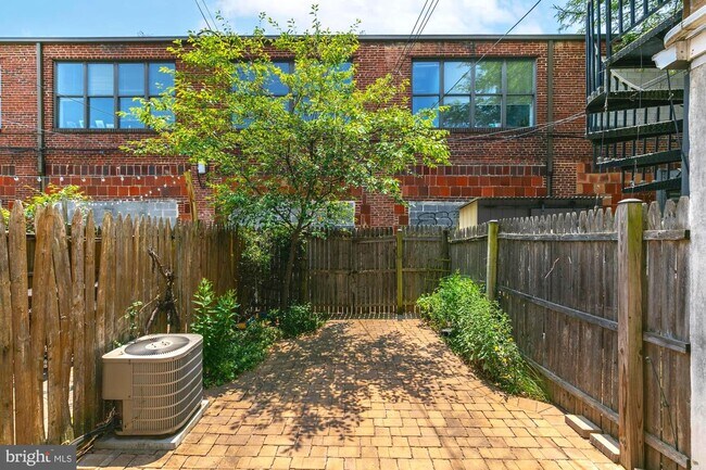 Building Photo - 225 Parker St NE