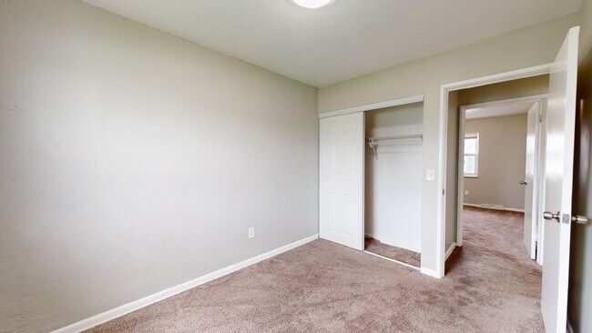 Building Photo - 3 Bedroom/1 bathroom renovated townhouse.