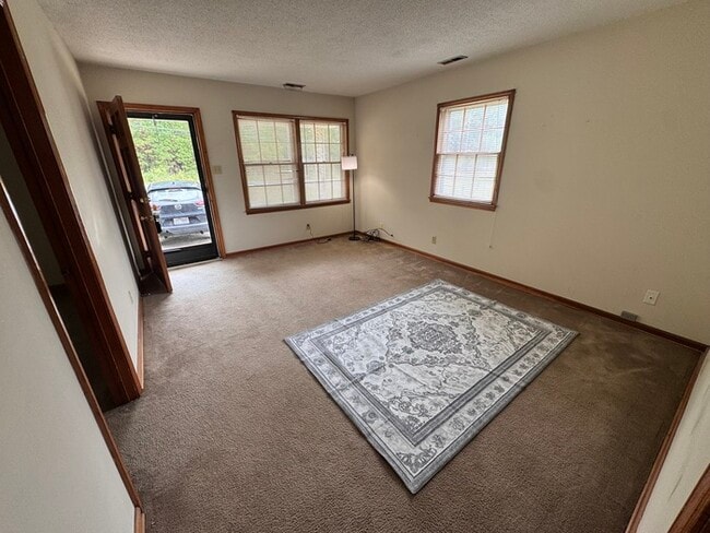 Building Photo - 2 Bed Duplex with Rocking Chair Front Porc...
