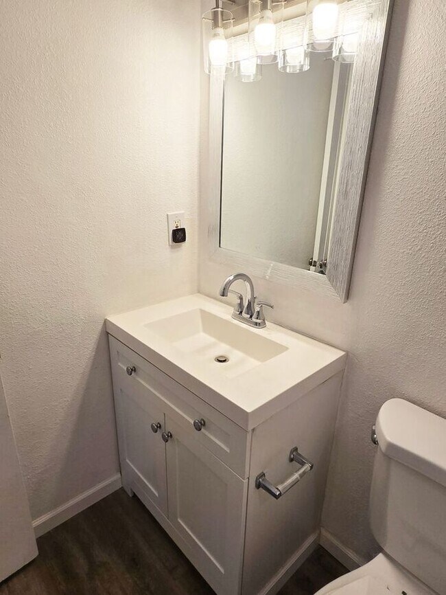 Building Photo - 3-bedroom by New Re-developed Paradise Val...