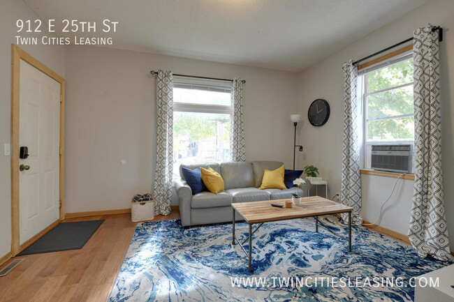 Building Photo - Updated 3 bed, 1 bath Apartment - With on-...